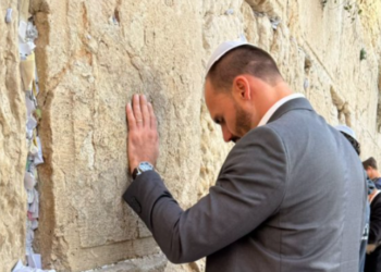 Em viagem a Israel, Eduardo Bolsonaro deixou um bilhete pedindo a libertação do ex-presidente no Muro das Lamentações e se reuniu com autoridades locais. A atuação internacional do deputado ocorre em meio a críticas no Brasil e denúncias aceitas pelo STF.