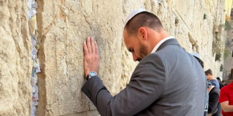 Em viagem a Israel, Eduardo Bolsonaro deixou um bilhete pedindo a libertação do ex-presidente no Muro das Lamentações e se reuniu com autoridades locais. A atuação internacional do deputado ocorre em meio a críticas no Brasil e denúncias aceitas pelo STF.