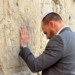 Em viagem a Israel, Eduardo Bolsonaro deixou um bilhete pedindo a libertação do ex-presidente no Muro das Lamentações e se reuniu com autoridades locais. A atuação internacional do deputado ocorre em meio a críticas no Brasil e denúncias aceitas pelo STF.