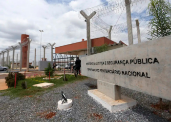 O ex-deputado Thiego Raimundo dos Santos Silva, o TH Joias, começou a cumprir pena em regime de segurança máxima na Penitenciária Federal da Papuda, em Brasília, sob regras do RDD, após prisão na Operação Zargun e acusações de organização criminosa e corrupção.