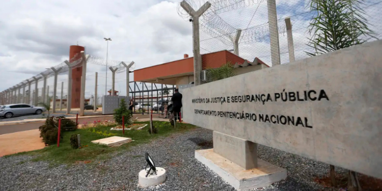 O ex-deputado Thiego Raimundo dos Santos Silva, o TH Joias, começou a cumprir pena em regime de segurança máxima na Penitenciária Federal da Papuda, em Brasília, sob regras do RDD, após prisão na Operação Zargun e acusações de organização criminosa e corrupção.