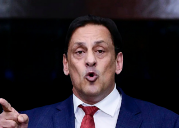O ex-advogado de Jair Bolsonaro, Frederick Wassef, foi condenado por injúria racial contra uma atendente de pizzaria em Brasília, com pena convertida em medidas alternativas e multa de R$ 6 mil.