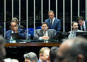 Aprovado pelo Senado, o PL da Dosimetria altera critérios de aplicação de penas e pode beneficiar réus do 8 de janeiro. Partidos recorrem ao STF e questionam a tramitação do projeto.