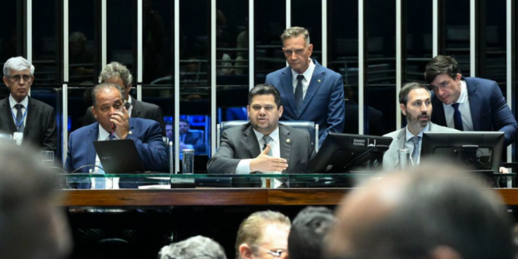 Aprovado pelo Senado, o PL da Dosimetria altera critérios de aplicação de penas e pode beneficiar réus do 8 de janeiro. Partidos recorrem ao STF e questionam a tramitação do projeto.
