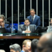 Aprovado pelo Senado, o PL da Dosimetria altera critérios de aplicação de penas e pode beneficiar réus do 8 de janeiro. Partidos recorrem ao STF e questionam a tramitação do projeto.