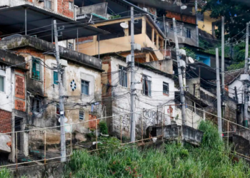 Estudo do IBGE revela que milhões de moradores de favelas brasileiras enfrentam dificuldades de acesso a serviços básicos, com ruas estreitas, falta de calçadas e pavimentação insuficiente, evidenciando desigualdade urbana histórica.