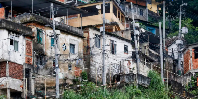 Estudo do IBGE revela que milhões de moradores de favelas brasileiras enfrentam dificuldades de acesso a serviços básicos, com ruas estreitas, falta de calçadas e pavimentação insuficiente, evidenciando desigualdade urbana histórica.
