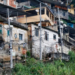 Estudo do IBGE revela que milhões de moradores de favelas brasileiras enfrentam dificuldades de acesso a serviços básicos, com ruas estreitas, falta de calçadas e pavimentação insuficiente, evidenciando desigualdade urbana histórica.