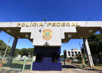 Ministro Alexandre de Moraes autoriza Jair Bolsonaro a realizar fisioterapia, receber cartas e visitas da esposa, além de conceder entrevista, enquanto cumpre pena na PF em Brasília.