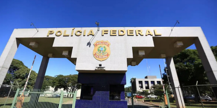 Ministro Alexandre de Moraes autoriza Jair Bolsonaro a realizar fisioterapia, receber cartas e visitas da esposa, além de conceder entrevista, enquanto cumpre pena na PF em Brasília.
