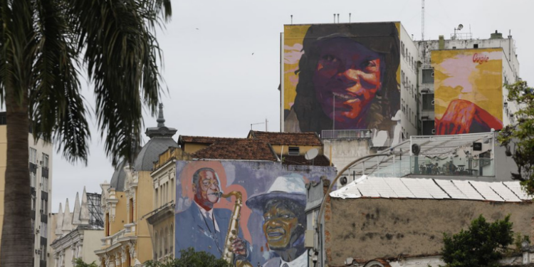 Um novo mural em homenagem a Milton Nascimento foi inaugurado na Lapa, Rio de Janeiro, celebrando sua carreira e reforçando a valorização de artistas negros na música brasileira.