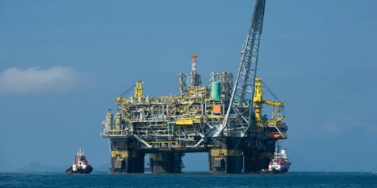 Um vazamento de gás paralisou totalmente a produção da plataforma P-40, na Bacia de Campos, Rio de Janeiro. Petrobras afirma que não houve feridos e investiga as causas do incidente.