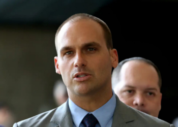 A Mesa Diretora da Câmara cassou o mandato de Eduardo Bolsonaro devido ao acúmulo de faltas. Ele estava nos EUA e destacou em vídeo que sua atuação internacional foi produtiva.