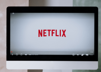 A Netflix fechou a compra da Warner Bros., incluindo HBO e HBO Max, em um acordo de US$ 82,7 bilhões. A integração promete ampliar o catálogo com clássicos e novas produções, reforçando sua liderança no mercado global de streaming.