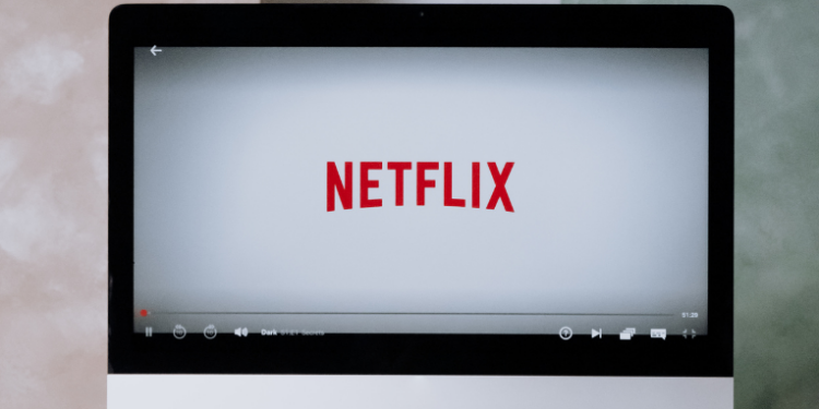 A Netflix fechou a compra da Warner Bros., incluindo HBO e HBO Max, em um acordo de US$ 82,7 bilhões. A integração promete ampliar o catálogo com clássicos e novas produções, reforçando sua liderança no mercado global de streaming.