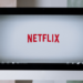 A Netflix fechou a compra da Warner Bros., incluindo HBO e HBO Max, em um acordo de US$ 82,7 bilhões. A integração promete ampliar o catálogo com clássicos e novas produções, reforçando sua liderança no mercado global de streaming.