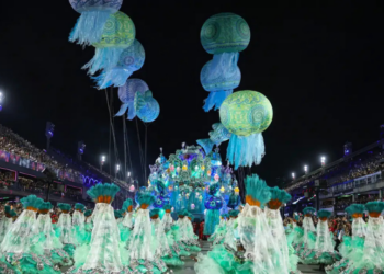 Desfiles das escolas de samba do Rio de Janeiro são reconhecidos como Patrimônio Cultural do Estado, fortalecendo cultura, economia e valorização dos profissionais do samba.