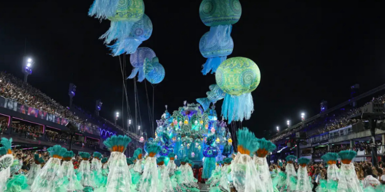 Desfiles das escolas de samba do Rio de Janeiro são reconhecidos como Patrimônio Cultural do Estado, fortalecendo cultura, economia e valorização dos profissionais do samba.