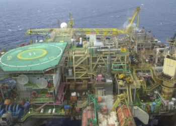 Plataforma P-40 da Petrobras mantém operações suspensas após vazamento de gás na Bacia de Campos, durante greve nacional dos petroleiros; ANP acompanha o caso.