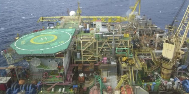 Plataforma P-40 da Petrobras mantém operações suspensas após vazamento de gás na Bacia de Campos, durante greve nacional dos petroleiros; ANP acompanha o caso.