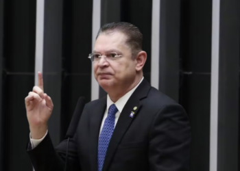 PF cumpre mandados contra os deputados Sóstenes Cavalcante e Carlos Jordy na Operação Galho Fraco, que investiga desvio de recursos de cotas parlamentares; ambos negam irregularidades.