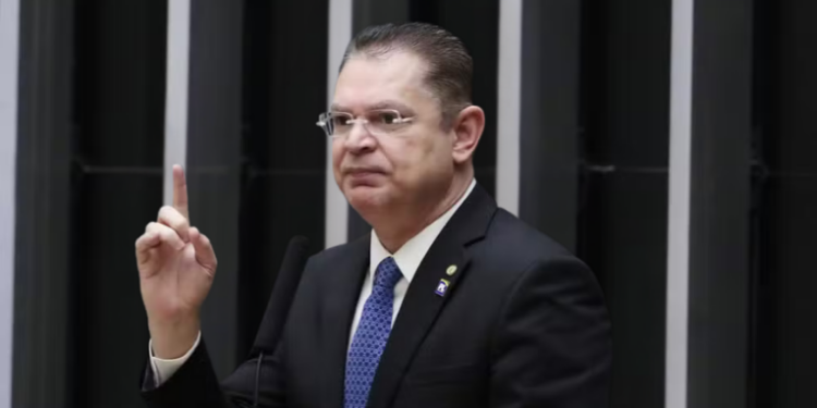 PF cumpre mandados contra os deputados Sóstenes Cavalcante e Carlos Jordy na Operação Galho Fraco, que investiga desvio de recursos de cotas parlamentares; ambos negam irregularidades.
