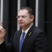 PF cumpre mandados contra os deputados Sóstenes Cavalcante e Carlos Jordy na Operação Galho Fraco, que investiga desvio de recursos de cotas parlamentares; ambos negam irregularidades.
