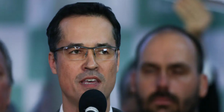Deltan Dallagnol paga R$ 146 mil de indenização a Lula por danos morais ligados à apresentação em PowerPoint da Lava Jato, encerrando episódio simbólico da operação.
