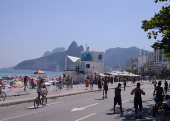 Corpo de Bombeiros do Rio inicia Operação Verão com postos móveis de salvamento, drones e unidades revitalizadas para reforçar a segurança nas praias da cidade.