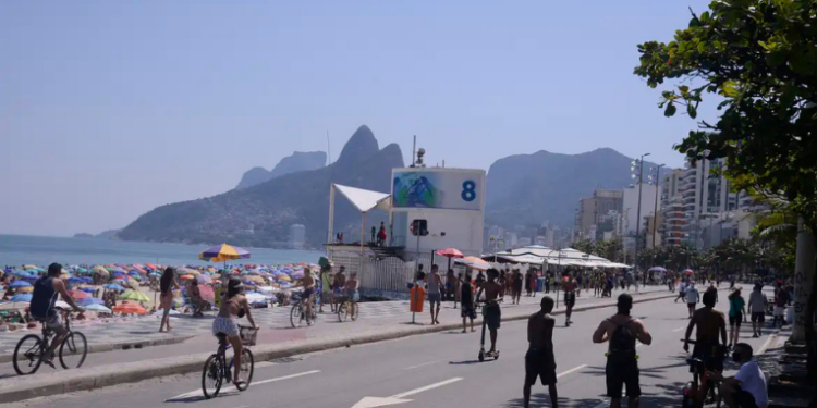 Corpo de Bombeiros do Rio inicia Operação Verão com postos móveis de salvamento, drones e unidades revitalizadas para reforçar a segurança nas praias da cidade.