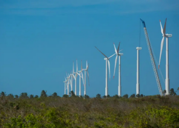 O Instituto Nacional de Pesquisas Oceânicas (INPO) lança o Centro de Energia Azul, projeto que desenvolve tecnologias para energia renovável offshore, incluindo ondas, correntes de maré, OTEC e hidrogênio verde, promovendo sustentabilidade, inovação e formação de especialistas no Brasil.
