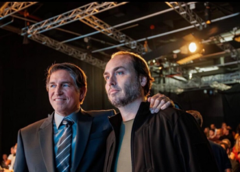 Encontro entre Carlos Bolsonaro e Jim Caviezel, intérprete de Jair Bolsonaro no filme Dark Horse, repercute nas redes. Produção já foi finalizada e contou com esquema rígido contra vazamentos.