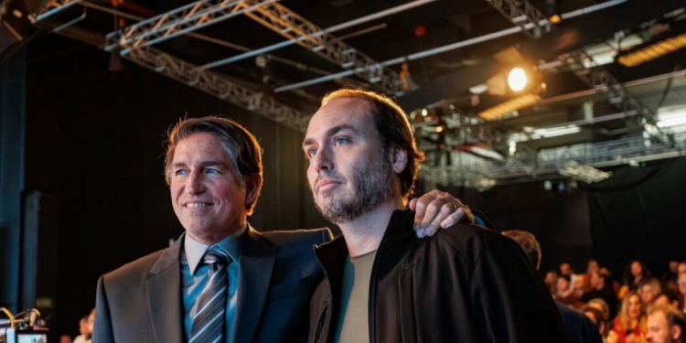 Encontro entre Carlos Bolsonaro e Jim Caviezel, intérprete de Jair Bolsonaro no filme Dark Horse, repercute nas redes. Produção já foi finalizada e contou com esquema rígido contra vazamentos.