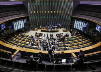 Congresso analisa retorno de trechos vetados na lei das eólicas offshore, com impacto bilionário na conta de luz. Dia também teve Selic a 14,25% e nova fase do caso Banco Master.
