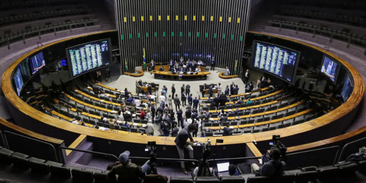 Congresso analisa retorno de trechos vetados na lei das eólicas offshore, com impacto bilionário na conta de luz. Dia também teve Selic a 14,25% e nova fase do caso Banco Master.
