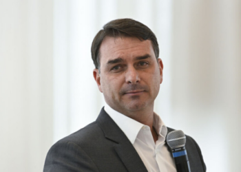 Flávio Bolsonaro afirma que pré-candidatura à Presidência de 2026 não é definitiva e pode ser negociada com contrapartidas, como anistia a condenados pelo STF. Governadores aliados reagem de forma variada.