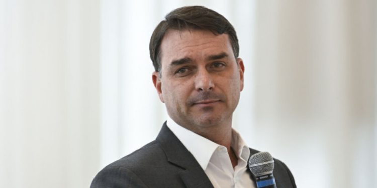 Flávio Bolsonaro afirma que pré-candidatura à Presidência de 2026 não é definitiva e pode ser negociada com contrapartidas, como anistia a condenados pelo STF. Governadores aliados reagem de forma variada.