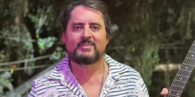 O cantor Mauri Lima, irmão de Chitãozinho e Xororó, morreu em um acidente de trânsito em Miracatu (SP). A tragédia abalou o mundo da música sertaneja, deixando fãs e familiares em luto.