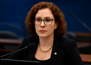 Deputados analisam cassação de Zambelli após fuga para a Itália