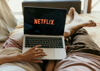 Netflix compra Warner Bros. Discovery por US$ 82,7 bilhões, incluindo estúdio e streaming. A fusão promete impactar Hollywood e o mercado de streaming global, mantendo serviços independentes temporariamente.