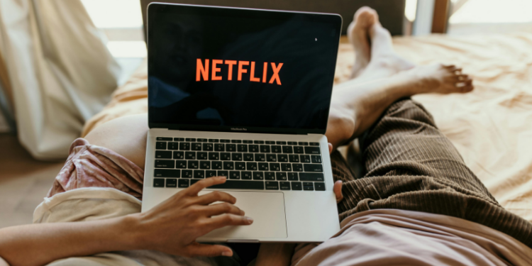 Netflix compra Warner Bros. Discovery por US$ 82,7 bilhões, incluindo estúdio e streaming. A fusão promete impactar Hollywood e o mercado de streaming global, mantendo serviços independentes temporariamente.