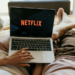 Netflix compra Warner Bros. Discovery por US$ 82,7 bilhões, incluindo estúdio e streaming. A fusão promete impactar Hollywood e o mercado de streaming global, mantendo serviços independentes temporariamente.