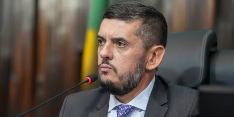 Alerj vota nesta segunda (8) se mantém ou revoga a prisão de Rodrigo Bacellar; CCJ e plenário definem o desfecho do caso.