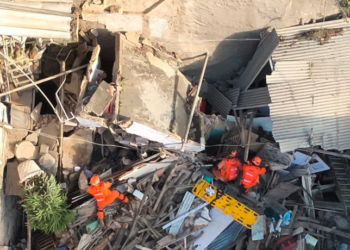 Um casarão desabou parcialmente no bairro do Catete, no Rio de Janeiro, deixando feridos e mobilizando uma operação de resgate com drones e cães farejadores. Bombeiros mantêm buscas por possível vítima soterrada.