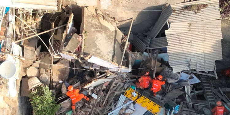 Um casarão desabou parcialmente no bairro do Catete, no Rio de Janeiro, deixando feridos e mobilizando uma operação de resgate com drones e cães farejadores. Bombeiros mantêm buscas por possível vítima soterrada.