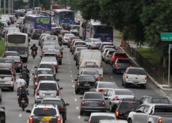 Governo anuncia mudanças no processo para tirar a CNH, incluindo fim da obrigatoriedade de autoescola, aulas teóricas gratuitas online e redução das horas práticas. Novas regras prometem cortar até 80% dos custos.