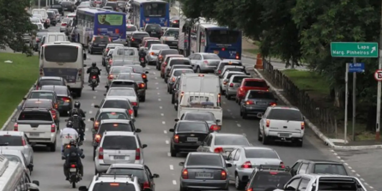 Governo anuncia mudanças no processo para tirar a CNH, incluindo fim da obrigatoriedade de autoescola, aulas teóricas gratuitas online e redução das horas práticas. Novas regras prometem cortar até 80% dos custos.
