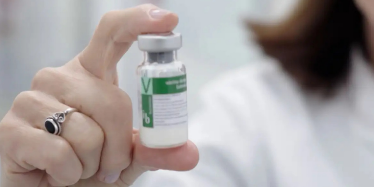A Anvisa aprovou o registro definitivo da vacina contra dengue do Instituto Butantan, a primeira produzida no Brasil. Imunizante de dose única será oferecido pelo SUS e poderá começar a ser aplicado em 2026.