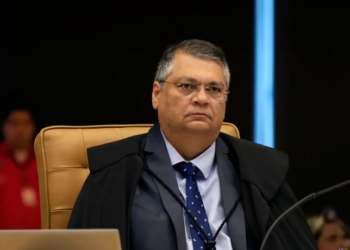 Magistrados criticam decisão do STF que suspendeu verbas acima do teto salarial.