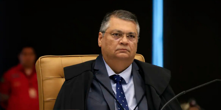 Magistrados criticam decisão do STF que suspendeu verbas acima do teto salarial.
